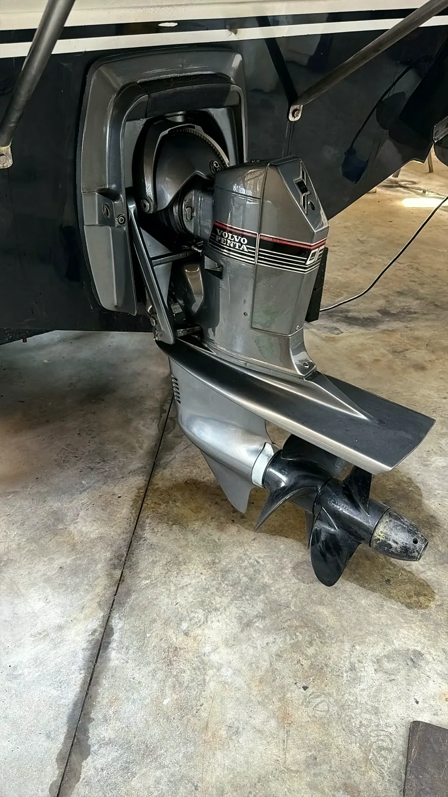 Rabeta Volvo Penta instalada sob o casco de uma embarcação