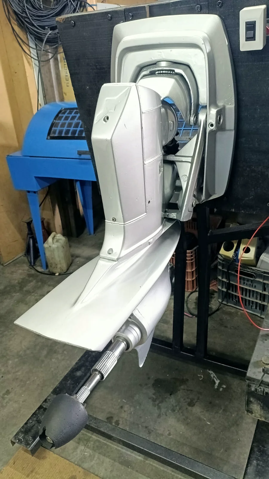 Rabeta Volvo Penta fixada em um suporte, com o eixo da hélice à mostra