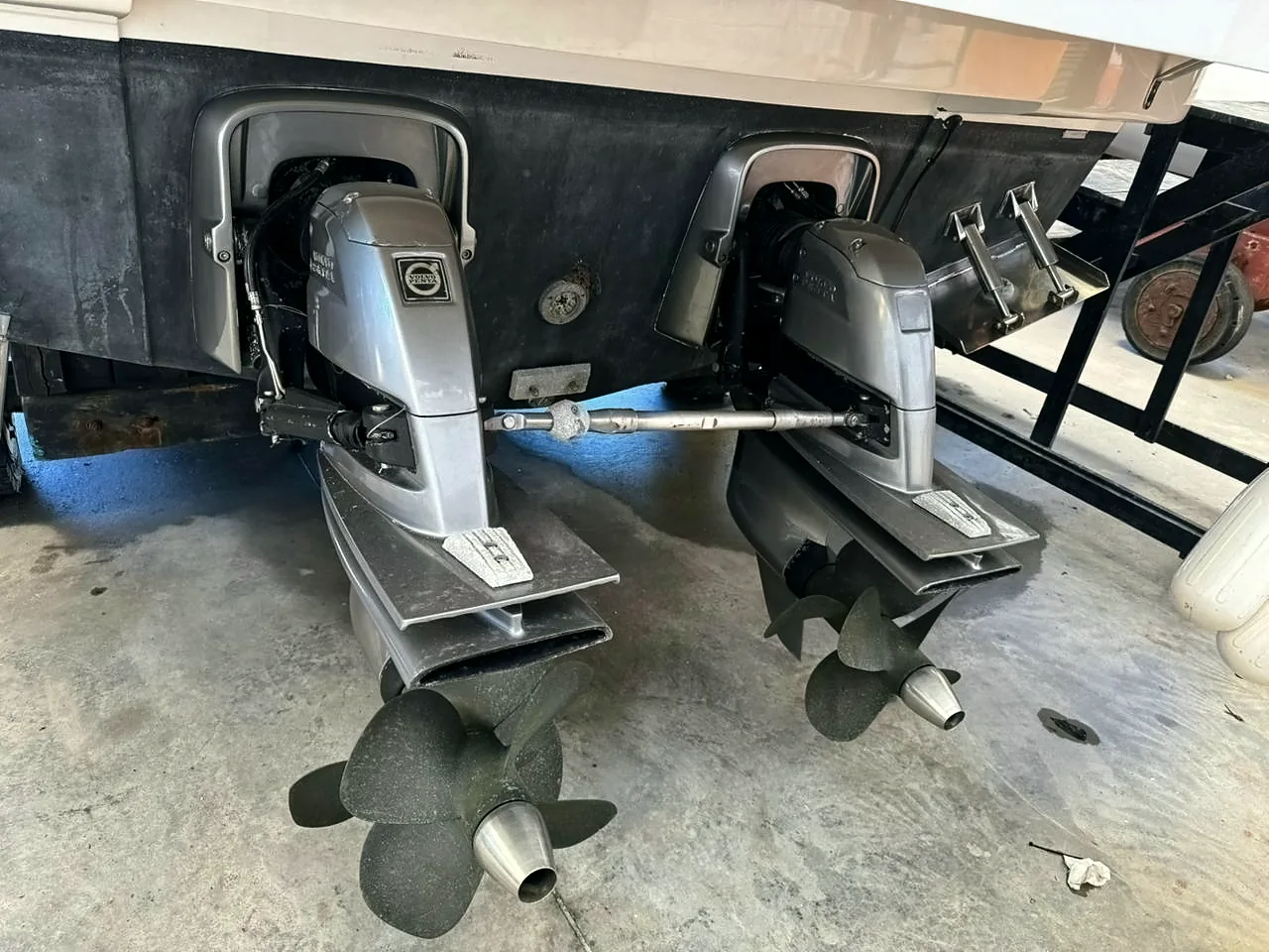 Instalação dupla de rabetas Volvo Penta sob o casco de uma embarcação